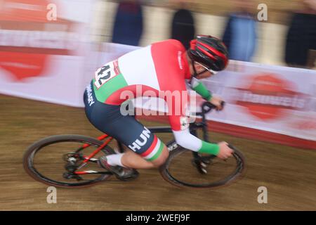 Benidorm, Spagna. 21 gennaio 2024. Benidorm, Spagna, 21 gennaio 2024: Il ciclista, Zsombor Takacs (42) durante il test juniores maschile della Coppa del mondo 2024 UCI Cyclo-Cross, il 21 gennaio 2024, al Parque Foietes, a Benidorm, Spagna. (Foto di Alberto Brevers/Pacific Press/Sipa USA) credito: SIPA USA/Alamy Live News Foto Stock