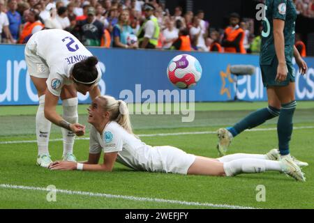 Lucy Bronze e Chloe Kelly vicino alla fine della UEFA Women's Euro Final 2022 Inghilterra contro Germania al Wembley Stadium, Londra 31 luglio 2022 Foto Stock