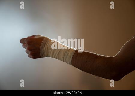 Lesione della mano sinistra maschile con benda Foto Stock