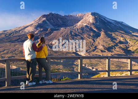 Mt St Helens da Johnston Ridge, Spirit Lake Memorial Highway, Mt St Helens National Volcanic Monument, Washington Foto Stock