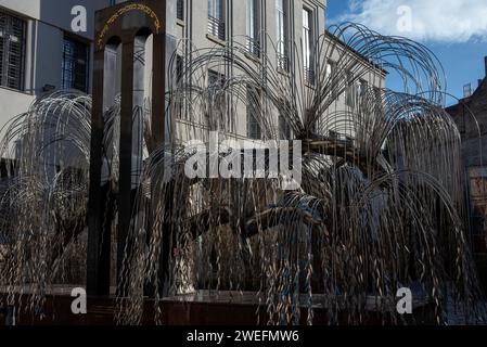 Budapest, Ungheria. 25 gennaio 2024. Scultura di salice piangente a grandezza naturale con i nomi delle vittime nel cortile posteriore della sinagoga. Memoriale dell'albero della vita dell'Olocausto simboleggia un salice piangente e si trova sul cortile posteriore della sinagoga Dohany Street a Budapest, in Ungheria. La scultura è stata realizzata da Imre Varga nel 1990 per i ricordi dei 600000 ebrei ungheresi uccisi dai nazisti e dai loro collaboratori durante la seconda guerra mondiale. Credito: SOPA Images Limited/Alamy Live News Foto Stock