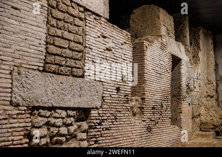 Catacombe inesplorate in Italia, città di Napoli, visita il museo e l'area archeologica. Foto Stock