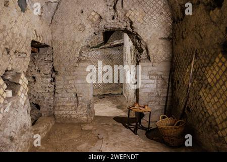 Catacombe inesplorate in Italia, città di Napoli, visita il museo e l'area archeologica. Foto Stock