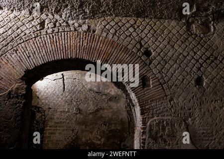 Catacombe inesplorate in Italia, città di Napoli, visita il museo e l'area archeologica. Foto Stock