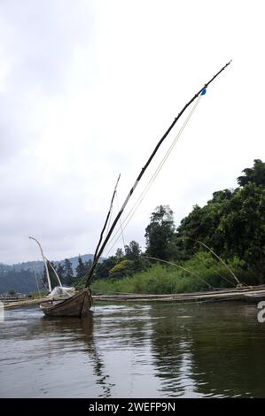 Le tradizionali imbarcazioni da pesca erano ancora utilizzate per pescare sul lago Kivu spesso per la sambaza (Limnothrissa miodon), un piccolo pesce che assomiglia alle sardine Foto Stock