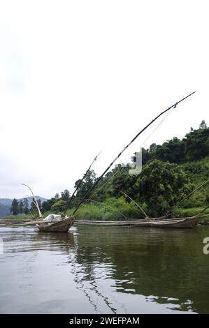 Le tradizionali imbarcazioni da pesca erano ancora utilizzate per pescare sul lago Kivu spesso per la sambaza (Limnothrissa miodon), un piccolo pesce che assomiglia alle sardine Foto Stock