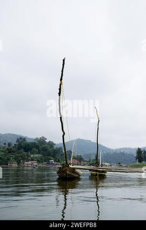 Le tradizionali imbarcazioni da pesca erano ancora utilizzate per pescare sul lago Kivu spesso per la sambaza (Limnothrissa miodon), un piccolo pesce che assomiglia alle sardine Foto Stock