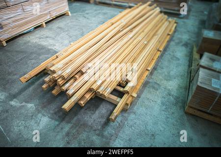 listelli di legno in fabbrica di lavorazione del legno Foto Stock