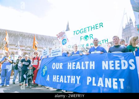 Gli attivisti per il clima si riuniscono e marciano durante l'azione di Extinction Rebellion The Big One a Westminster, Londra. Foto Stock