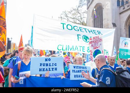 Gli attivisti per il clima si riuniscono e marciano durante l'azione di Extinction Rebellion The Big One a Westminster, Londra. Foto Stock