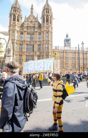 Gli attivisti per il clima si riuniscono e marciano durante l'azione di Extinction Rebellion The Big One a Westminster, Londra. Foto Stock