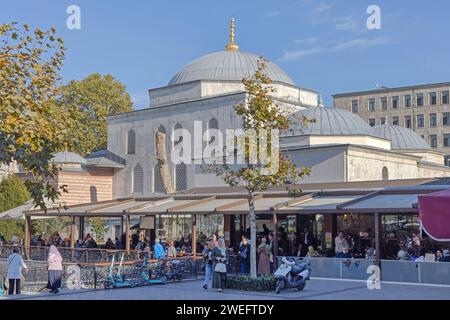 Istanbul, Turchia - 19 ottobre 2023: Tomba del mausoleo del sultano Turhan di cinque sultani ottomani situata presso il Fatih Historic Landmark Building. Foto Stock