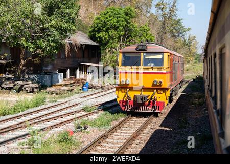 La locomotiva elettrica diesel è parcheggiata in una piccola stazione ferroviaria situata in cima all'alta montagna dopo il supporto per fare un treno espresso fino a. Foto Stock