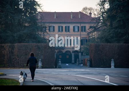 Milano, Italia. 25 gennaio 2024. Foto Claudio Furlan/Lapresse 25-01-2024 Milano - Cronaca 30 anni di forza Italia, fuori da Arcore bandiere e striscioni nella foto: bandiere e striscioni all'esterno di Villa San Martino foto Claudio Furlan/Lapresse 25-01-2024 Milano - Novità 30 anni di forza Italia, bandiere e striscioni di sostenitori esterni ad Arcore credito: LaPresse/Alamy Live News Foto Stock