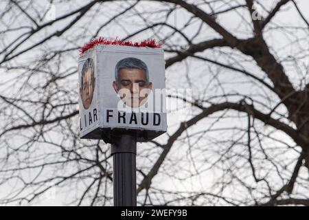 Harefield, Regno Unito. 25 gennaio 2024. I "Blade Runner" anti Ultra Low Emission zone (ULEZ) sono stati impegnati a Harefield, nel borgo londinese di Hillingdon. Hanno coperto una macchina fotografica ULEZ con una scatola e foto di Sadiq Khan con le parole "ladro, bugiardo, frode e crudele" sotto le sue foto. Credito: Maureen McLean/Alamy Live News Foto Stock