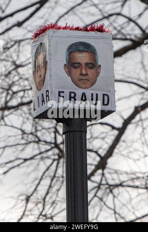 Harefield, Regno Unito. 25 gennaio 2024. I "Blade Runner" anti Ultra Low Emission zone (ULEZ) sono stati impegnati a Harefield, nel borgo londinese di Hillingdon. Hanno coperto una macchina fotografica ULEZ con una scatola e foto di Sadiq Khan con le parole "ladro, bugiardo, frode e crudele" sotto le sue foto. Credito: Maureen McLean/Alamy Live News Foto Stock