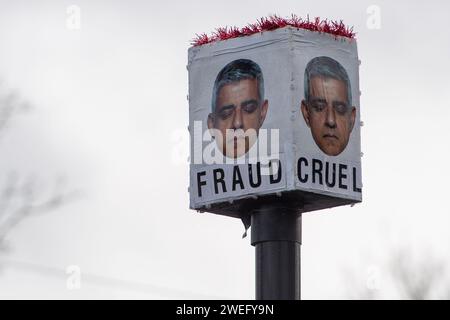 Harefield, Regno Unito. 25 gennaio 2024. I "Blade Runner" anti Ultra Low Emission zone (ULEZ) sono stati impegnati a Harefield, nel borgo londinese di Hillingdon. Hanno coperto una macchina fotografica ULEZ con una scatola e foto di Sadiq Khan con le parole "ladro, bugiardo, frode e crudele" sotto le sue foto. Credito: Maureen McLean/Alamy Live News Foto Stock
