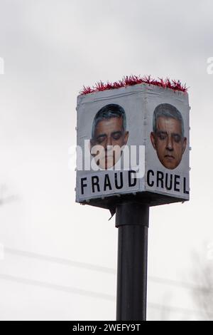 Harefield, Regno Unito. 25 gennaio 2024. I "Blade Runner" anti Ultra Low Emission zone (ULEZ) sono stati impegnati a Harefield, nel borgo londinese di Hillingdon. Hanno coperto una macchina fotografica ULEZ con una scatola e foto di Sadiq Khan con le parole "ladro, bugiardo, frode e crudele" sotto le sue foto. Credito: Maureen McLean/Alamy Live News Foto Stock