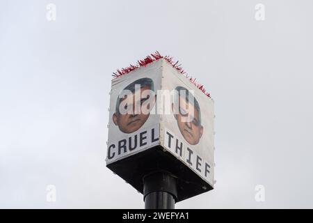 Harefield, Regno Unito. 25 gennaio 2024. I "Blade Runner" anti Ultra Low Emission zone (ULEZ) sono stati impegnati a Harefield, nel borgo londinese di Hillingdon. Hanno coperto una macchina fotografica ULEZ con una scatola e foto di Sadiq Khan con le parole "ladro, bugiardo, frode e crudele" sotto le sue foto. Credito: Maureen McLean/Alamy Live News Foto Stock