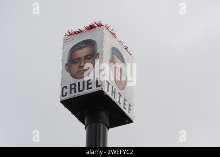 Harefield, Regno Unito. 25 gennaio 2024. I "Blade Runner" anti Ultra Low Emission zone (ULEZ) sono stati impegnati a Harefield, nel borgo londinese di Hillingdon. Hanno coperto una macchina fotografica ULEZ con una scatola e foto di Sadiq Khan con le parole "ladro, bugiardo, frode e crudele" sotto le sue foto. Credito: Maureen McLean/Alamy Live News Foto Stock
