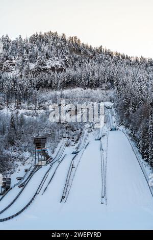 Cinque salti con gli sci di diverse altezze a Ruhpolding, Baviera, Germania, verticale con spazio per le copie Foto Stock