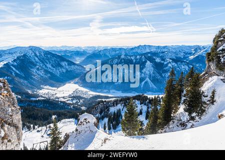 Vista delle Alpi tedesche e austriache dal monte Wendelstein, alto 1838 metri, in Germania, spazio copia Foto Stock