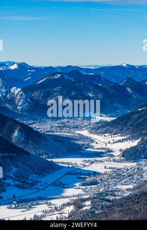Vista delle Alpi tedesche e austriache dal monte Wendelstein, alto 1838 metri, in Germania, verticale con spazio per le copie Foto Stock