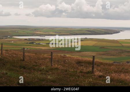 Affacciato su Scapa Bay e Scapa Flow da Wideford Hill, Kikwall, Orcadi, Scozia, Regno Unito e Burray Foto Stock