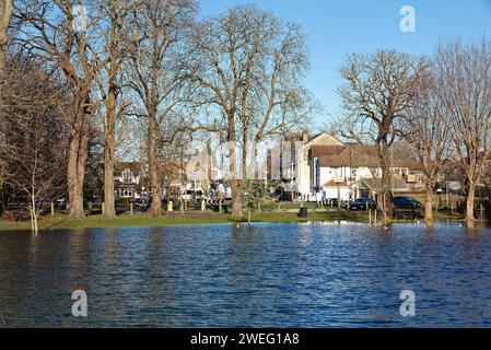 Un Manor Park allagato causato da tempeste invernali a Shepperton in un giorno d'inverno soleggiato Surrey, Inghilterra, Regno Unito Foto Stock