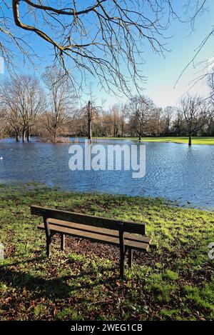 Un Manor Park allagato causato da tempeste invernali a Shepperton in un giorno d'inverno soleggiato Surrey, Inghilterra, Regno Unito Foto Stock