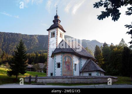 Chiesa Sveti Duh (Spirito Santo) vicino al lago Bohinj a Gorenjska Slovenia Foto Stock