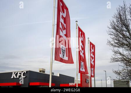 KFC Markenelemente: Fahnen, Logos und Drive-in Eingänge 25.01.2024, Limburgo: Symbolfoto, Illustrationsbild, Symbolbild, Illustrationsfoto KFC Markenelemente: Fahnen, Logos und Drive-in Eingänge Zu sehen sind Fahnen mit dem bekannten KFC-Logo, Nahaufnahmen des Logos selbst und Ansichten Flags * KangsFC- KangsFC-KFC-Kangen KangsFC-KFC-KangssFC-Kangsberg * loghi e ingressi al drive-in 25 01 2024, foto dei simboli del Limburgo, immagine dell'illustrazione, immagine del simbolo, foto dell'illustrazione elementi del marchio KFC, bandiere, loghi e ingressi drive-in in mostra sono bandiere con il famoso logo KFC, Foto Stock