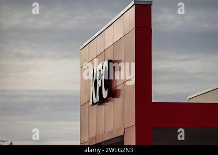 KFC Markenelemente: Fahnen, Logos und Drive-in Eingänge 25.01.2024, Limburgo: Symbolfoto, Illustrationsbild, Symbolbild, Illustrationsfoto KFC Markenelemente: Fahnen, Logos und Drive-in Eingänge Zu sehen sind Fahnen mit dem bekannten KFC-Logo, Nahaufnahmen des Logos selbst und Ansichten Flags * KangsFC- KangsFC-KFC-Kangen KangsFC-KFC-KangssFC-Kangsberg * loghi e ingressi al drive-in 25 01 2024, foto dei simboli del Limburgo, immagine dell'illustrazione, immagine del simbolo, foto dell'illustrazione elementi del marchio KFC, bandiere, loghi e ingressi drive-in in mostra sono bandiere con il famoso logo KFC, Foto Stock