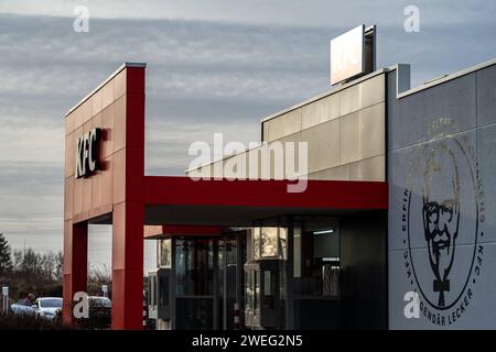 KFC Markenelemente: Fahnen, Logos und Drive-in Eingänge 25.01.2024, Limburgo: Symbolfoto, Illustrationsbild, Symbolbild, Illustrationsfoto KFC Markenelemente: Fahnen, Logos und Drive-in Eingänge Zu sehen sind Fahnen mit dem bekannten KFC-Logo, Nahaufnahmen des Logos selbst und Ansichten Flags * KangsFC- KangsFC-KFC-Kangen KangsFC-KFC-KangssFC-Kangsberg * loghi e ingressi al drive-in 25 01 2024, foto dei simboli del Limburgo, immagine dell'illustrazione, immagine del simbolo, foto dell'illustrazione elementi del marchio KFC, bandiere, loghi e ingressi drive-in in mostra sono bandiere con il famoso logo KFC, Foto Stock