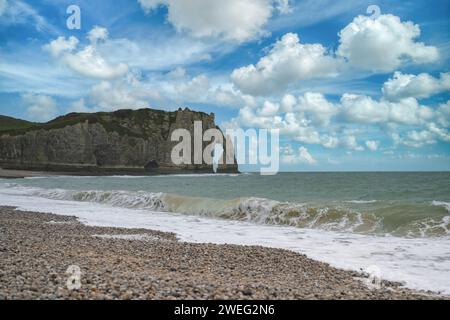 Una bellissima foto di Etretat in Normandia, le famose scogliere e l'ago sulla spiaggia di ciottoli Foto Stock