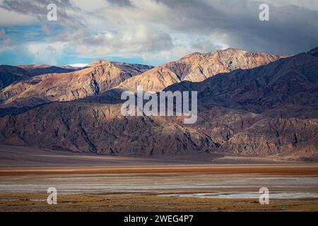 Le montagne Panamint si innalzano dal fondo del Death Valley National Park in California. Foto Stock