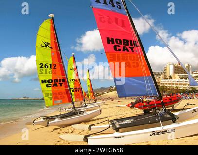 Catamarino Segler am Strand von Jandia auf Fuerteventura-Süd - gesehen am 03.04.2015 - re. das Hotel RIU Palace li. Liegt Die Faehre Armas im Hafen von Morro Jable *** marinai in catamarino sulla spiaggia di Jandia a Fuerteventura Sud visto il 03 04 2015 a destra l'hotel RIU Palace a sinistra è il traghetto Armas nel porto di Morro Jable Foto Stock