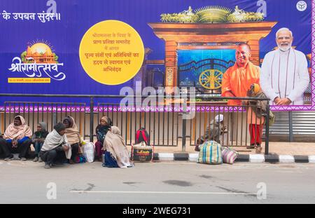 I devoti arrivano ad Ayodhya, alla vigilia della cerimonia di consacrazione del tempio RAM, ad Ayodhya, Uttar Pradesh, India, il 22 gennaio 2024. Foto Stock