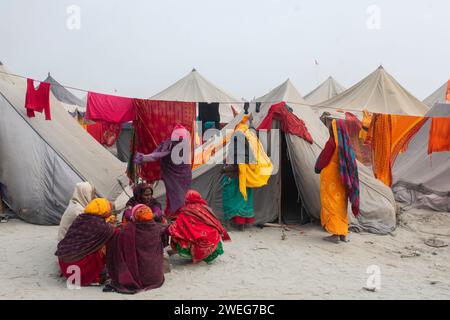 I devoti che soggiornano in tende, mentre arrivano per vedere, cerimonia di consacrazione del tempio RAM, ad Ayodhya, Uttar Pradesh, India, il 22 gennaio 2024. Foto Stock