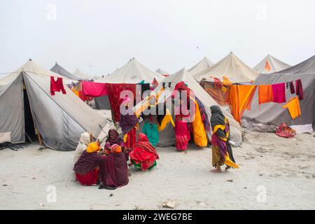 I devoti che soggiornano in tende, mentre arrivano per vedere, cerimonia di consacrazione del tempio RAM, ad Ayodhya, Uttar Pradesh, India, il 22 gennaio 2024. Foto Stock