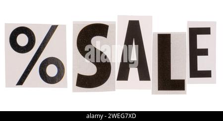La parola "vendita" era fatta da lettere tagliate da riviste stampate, isolate su sfondo bianco Foto Stock