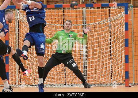 Balingen, Deutschland. 25 gennaio 2024. Mario Ruminsky (HBW Balingen-Weilstetten #16) im Tor HBW Balingen-Weilstetten (GER) vs. Kadetten Schaffhausen (sui) HBL, QHL Handball, Maenner, Testspiel, 25.01.2024 foto: Eibner-Pressefoto/Tobias Baur credito: dpa/Alamy Live News Foto Stock