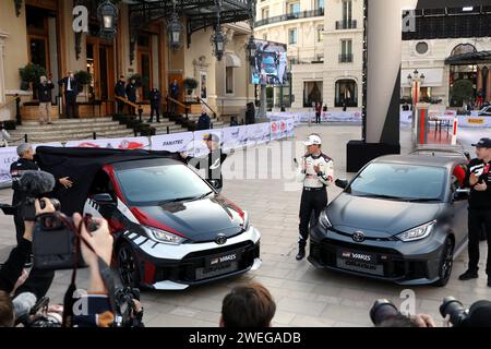 Monaco, Francia. 25 gennaio 2024. © PHOTOPQR/NICE MATIN/Cyril Dodergny ; Monaco ; 25/01/2024 ; Monaco le 25/01/2024 - Place du Casino - WRC - partenza dal 92eme Rallye de Monte-Carlo - presentazione della nouvelle Toyota Yaris GR avec Sebastien Ogier et Kalle Rovanpera - Monaco il 01/25/2024 - Place du Casino - WRC - inizio del 92° Rally di Monte-Carlo - credito: MAXPPP/Alamy Live News Foto Stock