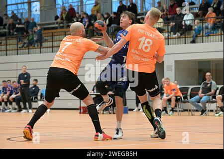 Balingen, Deutschland. 25 gennaio 2024. Elias Huber (HBW Balingen-Weilstetten #7) gegen Joan Canellas (Kadetten Schaffhausen #7) und Ariel Pietrasik (Kadetten Schaffhausen #18)xc HBW Balingen-Weilstetten (GER) vs. Kadetten Schaffhausen (sui) HBL, QHL Handball, Maenner, Testspiel, 25.01.2024 foto: Eibner-Bauamy Live News/dpa Foto Stock