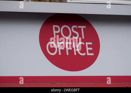 Harefield, Regno Unito. 25 gennaio 2024. Un ufficio postale a Harefield, nel London Borough di Hillingdon. Tra gli anni del 1999 e del 2015, l'Ufficio postale perseguì centinaia di postumi e sub-direttori sulla base del sistema INFORMATICO Horizon di Fujitsu. Alcuni di loro hanno erroneamente trascorso del tempo in prigione per aver commesso frodi. Il CEO europeo di Fujitsu in Europa, Paul Patterson, ha affermato che l'azienda ha un "obbligo morale” di contribuire a un piano di risarcimento per le vittime degli uffici postali e si è scusato per il ruolo dell'azienda in "questo spaventoso aborto giudiziario”. Credito: Maureen McLean/Alamy Foto Stock