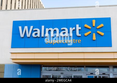 Kanata, Canada - 20 novembre 2021: Ingresso al negozio Walmart Supercenter. Foto Stock