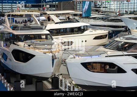 Grandi yacht, yacht di lusso, nel padiglione 6 di BOOT 2024, la più grande fiera al mondo di yacht e sport acquatici a Düsseldorf, NRW, Germania Foto Stock