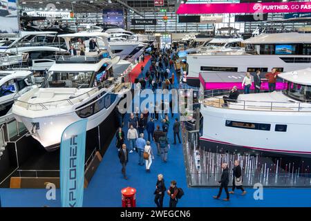 Grandi yacht, yacht di lusso, nel padiglione 6 di BOOT 2024, la più grande fiera al mondo di yacht e sport acquatici a Düsseldorf, NRW, Germania Foto Stock