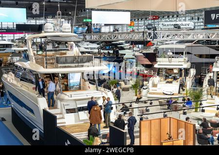 Grandi yacht, yacht di lusso, nel padiglione 6 di BOOT 2024, la più grande fiera al mondo di yacht e sport acquatici a Düsseldorf, NRW, Germania Foto Stock