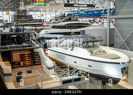 Grandi yacht, yacht di lusso, nel padiglione 6 di BOOT 2024, la più grande fiera al mondo di yacht e sport acquatici a Düsseldorf, NRW, Germania Foto Stock